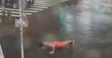 【台風１９号】ライブカメラに上半身裸で腕立て伏せをする男が乱入