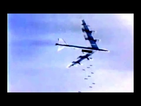 B 52爆撃機　ベトナム戦争時と湾岸戦争時の映像