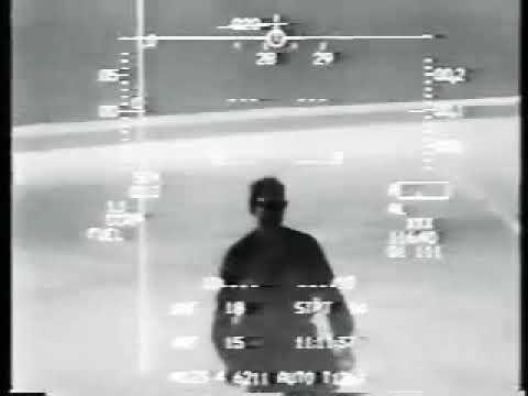 湾岸戦争で作戦中のF-16戦闘機 ミサイルに追っかけられる HUDの映像