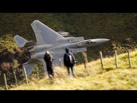 【衝撃】カメラが捉えた戦闘機の凄まじすぎる低空飛行映像!