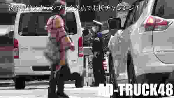 渋谷スクランブルを右折チャレンジ！緊急走りの女性警察官に捕まるベンツ…納得してない？