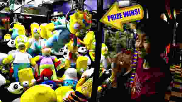 Arcade Claw Machine Wins! The Simpsons TV Show Toys 子供の楽しさ